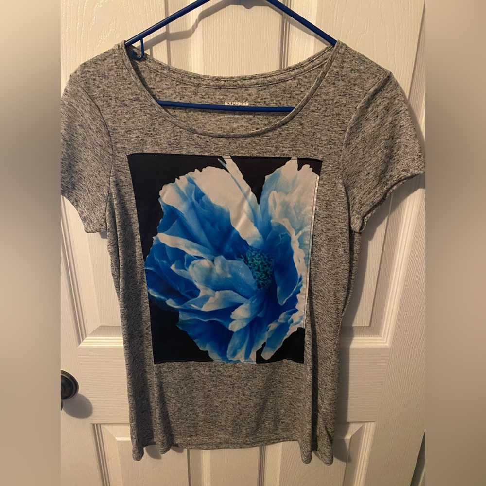 NWOT Express Grey Heathered Blue Floral T-Shirt Size Medium